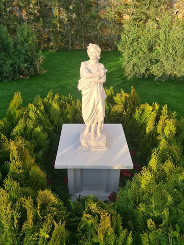 How Do You Display A Statue in The Garden?
